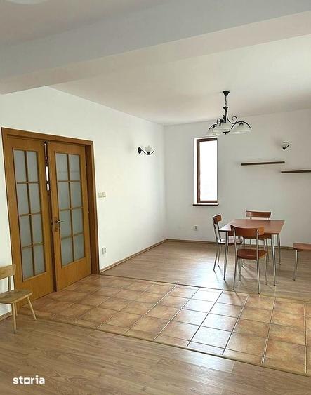 Casă cu 8 camere cu Teren 250 Mp în Tei