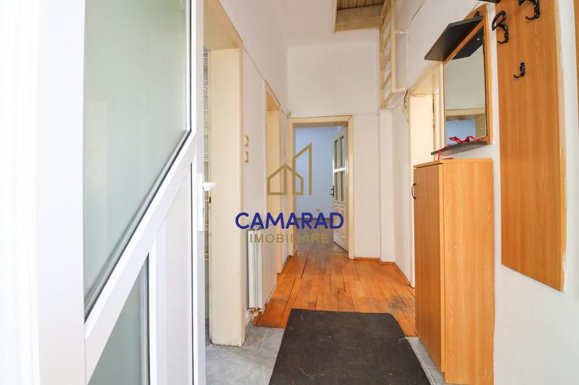 Casă individuală cu 9 camere cu Canalizare în Tei