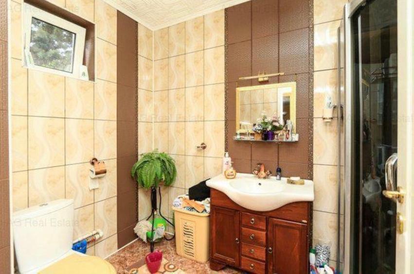 Casă cu 7 camere cu Teren 970 Mp în 1 Decembrie