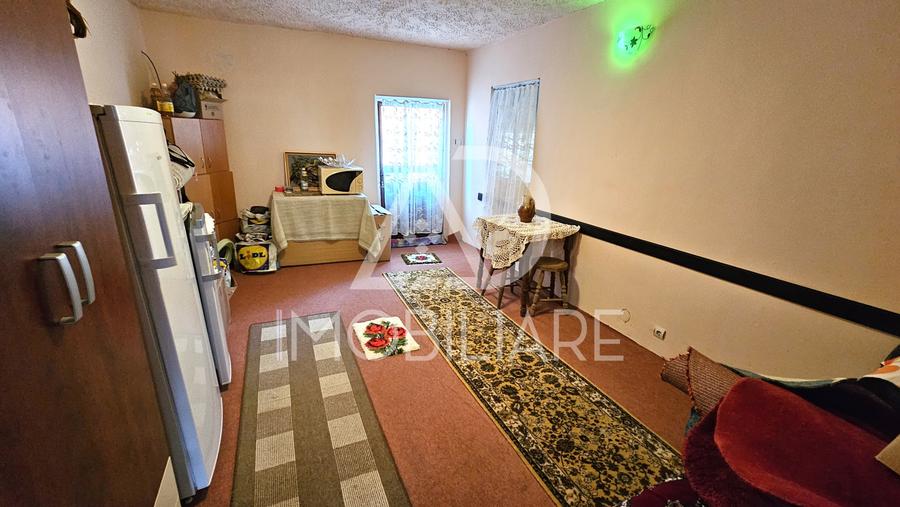 Casă individuală cu 11 camere cu Teren 300 Mp în Central