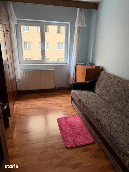 Apartament cu 3 camere decomandat în Astra
