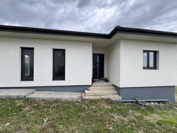 Casă individuală cu 3 camere cu Canalizare în Câmpenești