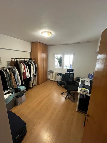 Apartament cu 3 camere decomandat în P-ța Victoriei