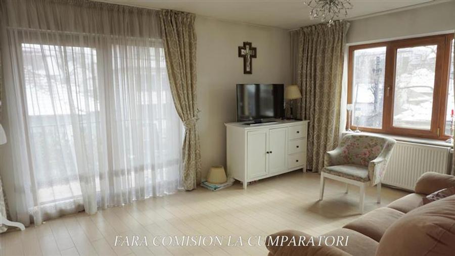 Duplex cu 7 camere cu Canalizare în 1 Mai