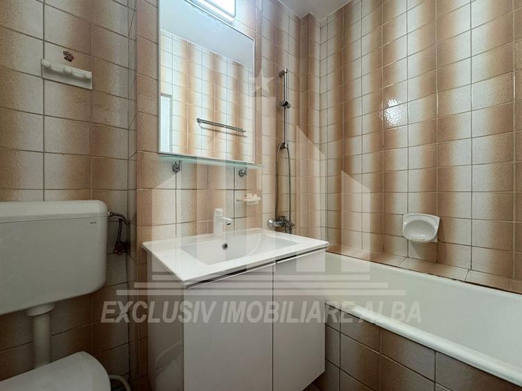 Apartament cu 3 camere decomandat, mobilat în Cetate