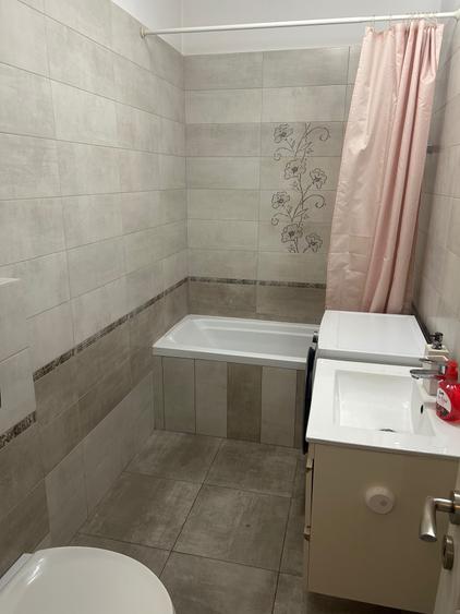 Apartament cu 6 camere semidecomandat în Sud