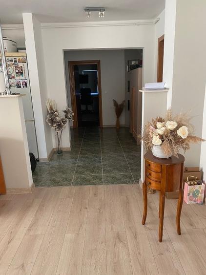 Apartament cu 3 camere decomandat, mobilat în Trocadero
