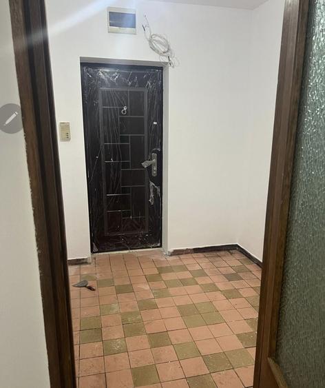Apartament cu 3 camere semidecomandat în Independenței