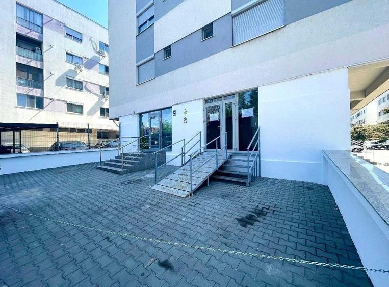 Spațiu comercial, de 100 mp, în Roșu