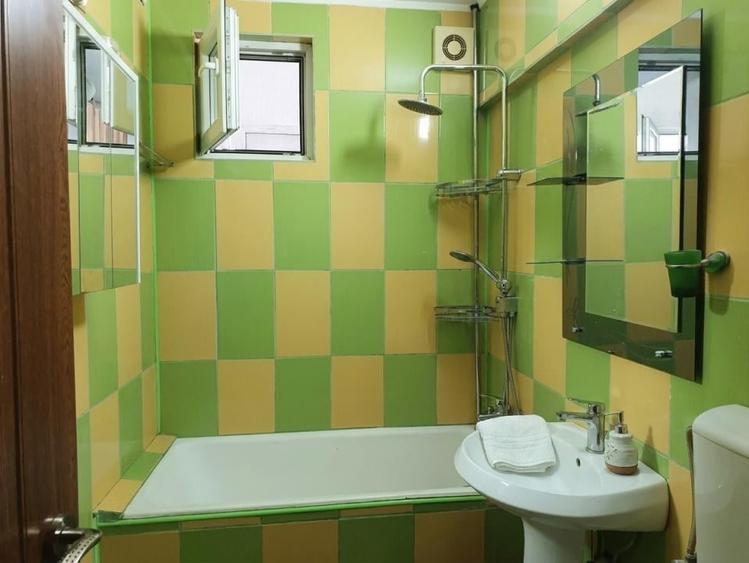 Apartament cu 3 camere semidecomandat în Titan