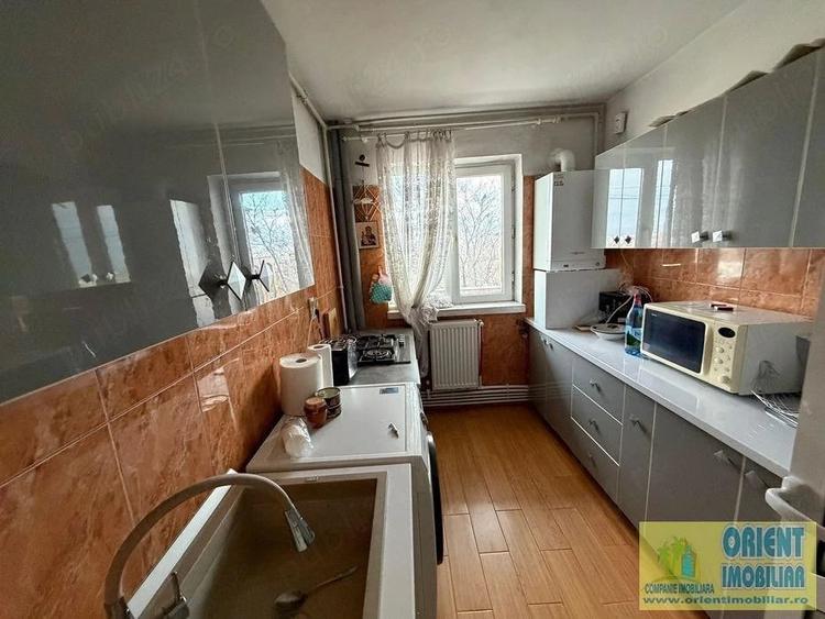 Apartament cu 2 camere decomandat în Km 4