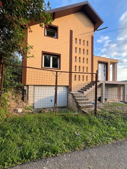 Casă cu 4 camere în Diaconești