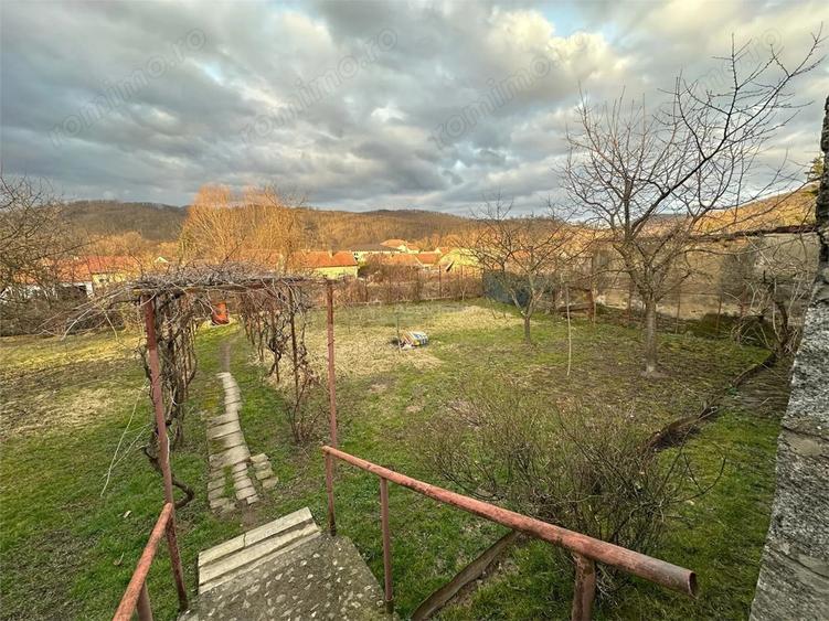 Casă cu 2 camere cu Teren 900 Mp în Est