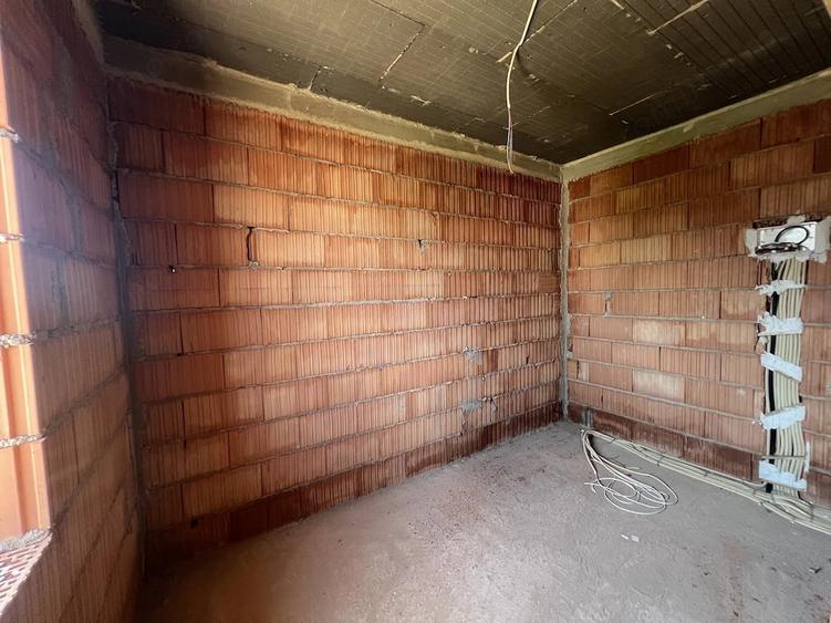 Casă cu 5 camere cu Teren 300 Mp în Ghiroda