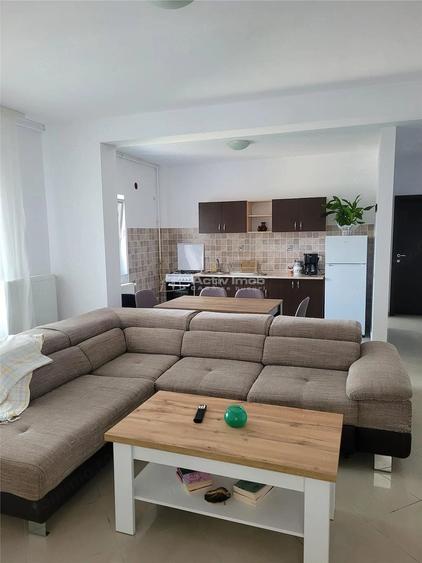 Apartament cu 3 camere decomandat în Cristian