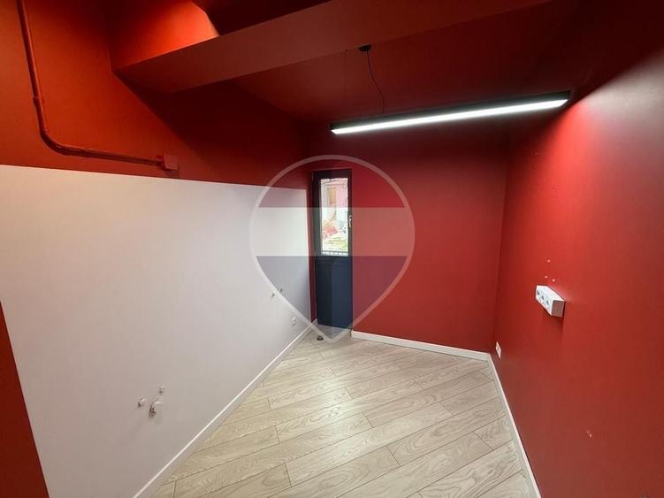 Casă individuală cu 13 camere cu Teren 600 Mp în Zorilor