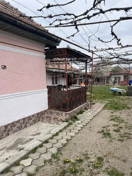 Casă cu 4 camere în Cuci