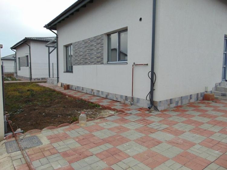 Casă individuală cu 4 camere cu Teren 440 Mp în Bâcu