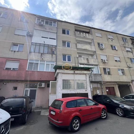 Apartament cu 3 camere semidecomandat în Micro 16
