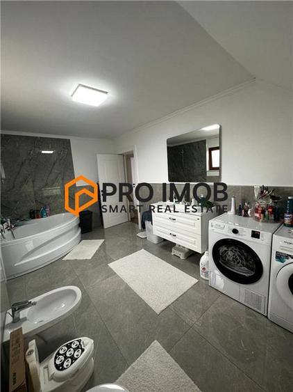 Apartament cu 4 camere decomandat, mobilat în Petrești