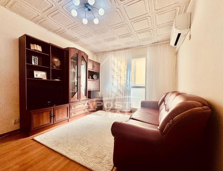 Apartament cu 3 camere semidecomandat, mobilat în Aurel Vlaicu