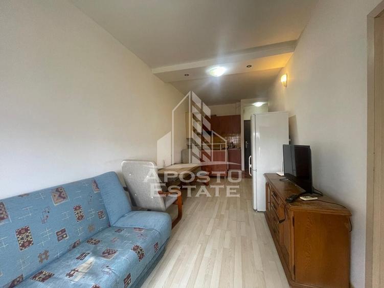 Apartament cu 2 camere semidecomandat, mobilat în Aurel Vlaicu