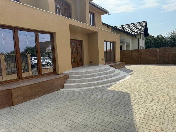 Casă cu 4 camere cu Teren 270 Mp în Central