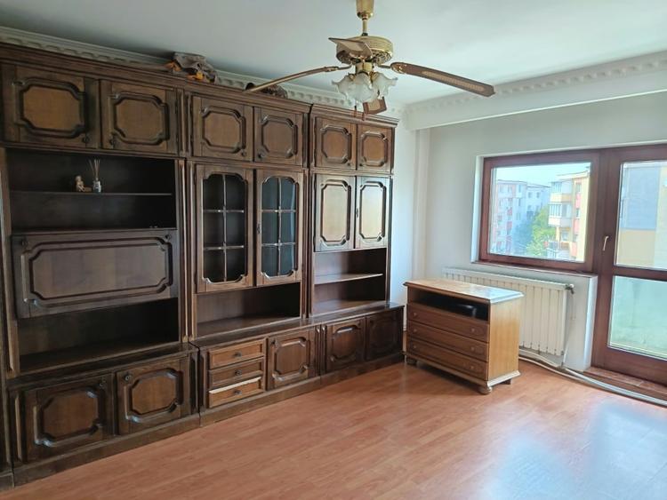 Apartament cu 3 camere decomandat, mobilat în Republicii