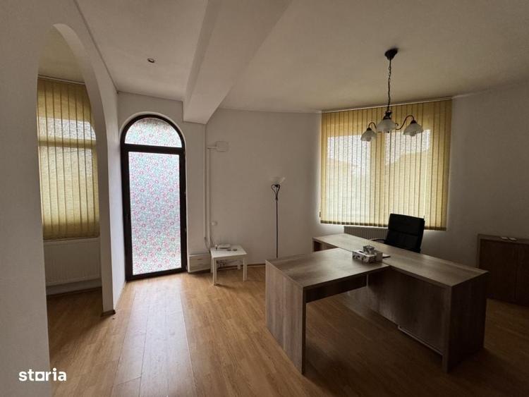 Casă cu 4 camere în Roșu