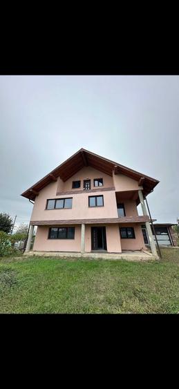 Casă cu 4 camere în Central
