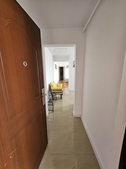 Apartament cu 3 camere semidecomandat, mobilat în Ultracentral