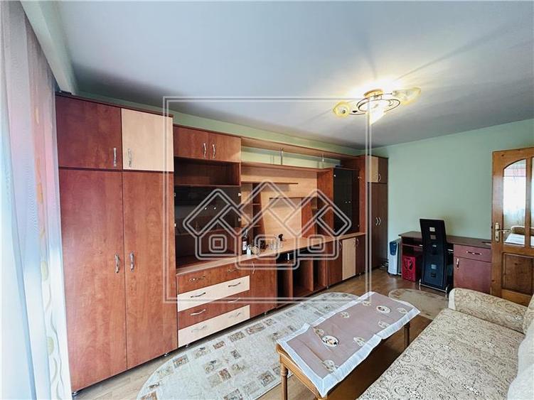 Apartament cu 3 camere decomandat în Valea Aurie