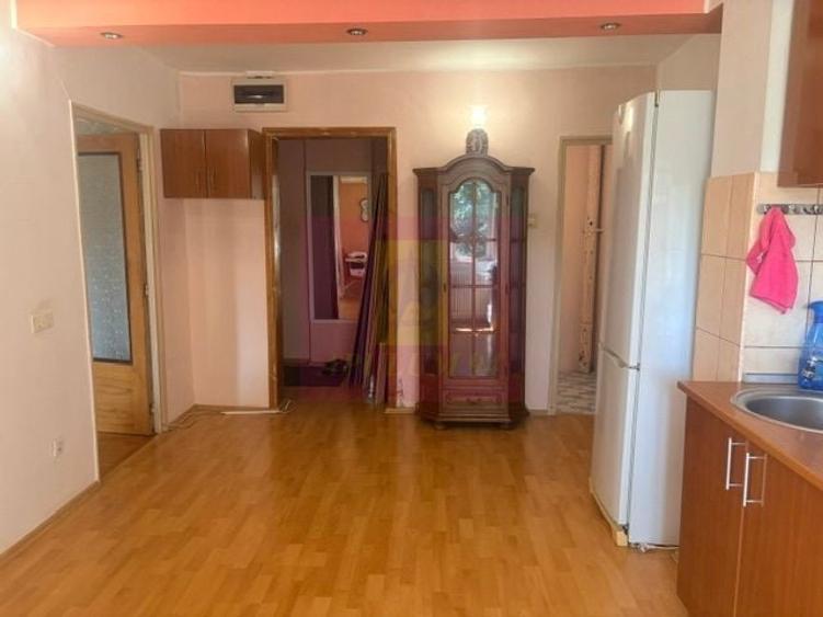 Apartament cu 3 camere decomandat în Drumul Sării