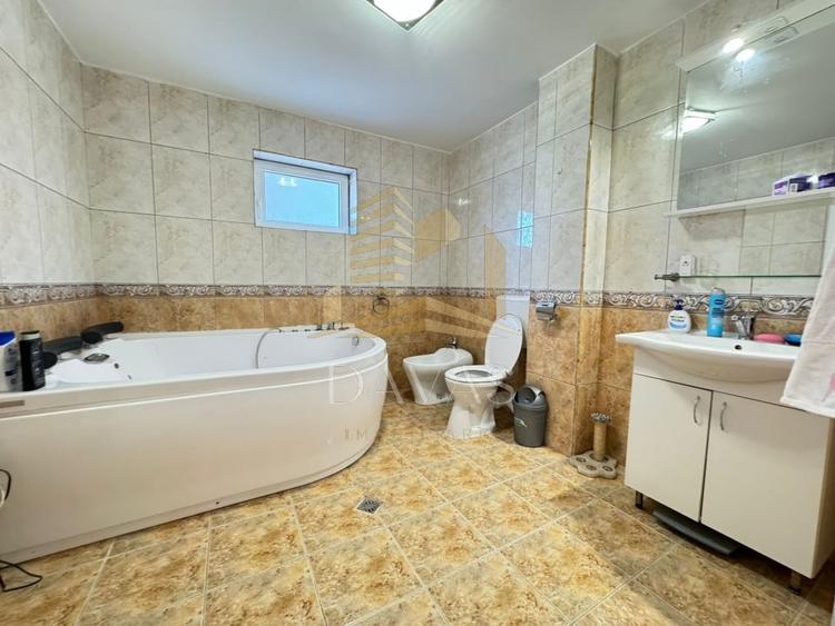 Casă individuală cu 7 camere cu Canalizare în Zorilor