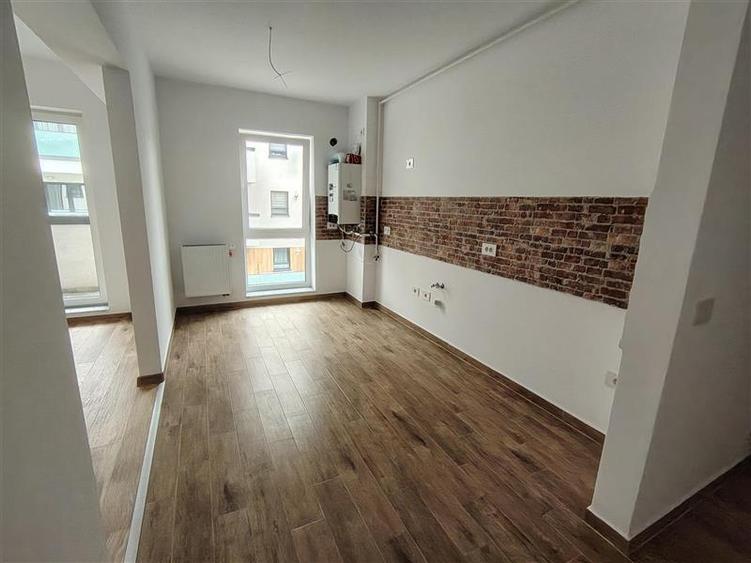 Apartament cu 2 camere decomandat în Tractorul