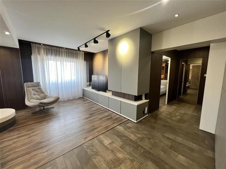 Apartament cu 4 camere decomandat, mobilat în Răcădău