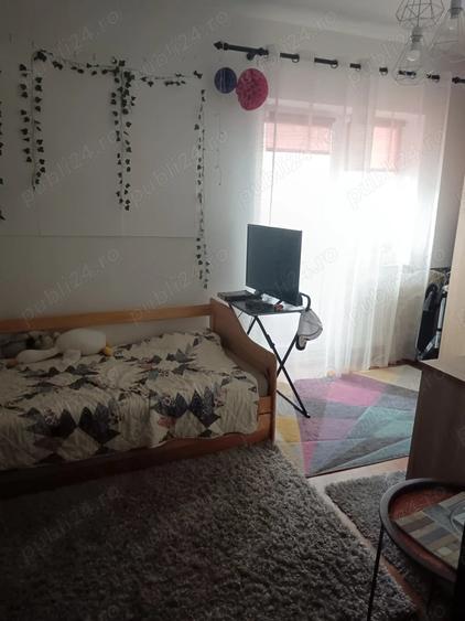 Apartament cu 4 camere decomandat în Confecții