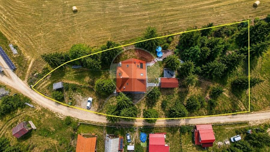 Casă individuală cu 8 camere cu Teren 3012 Mp în Mărișel