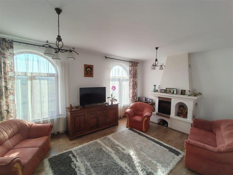 Casă individuală cu 7 camere cu Teren 800 Mp în Sfântu Ilie