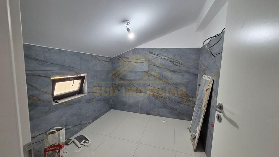 Duplex cu 7 camere cu Canalizare în Central