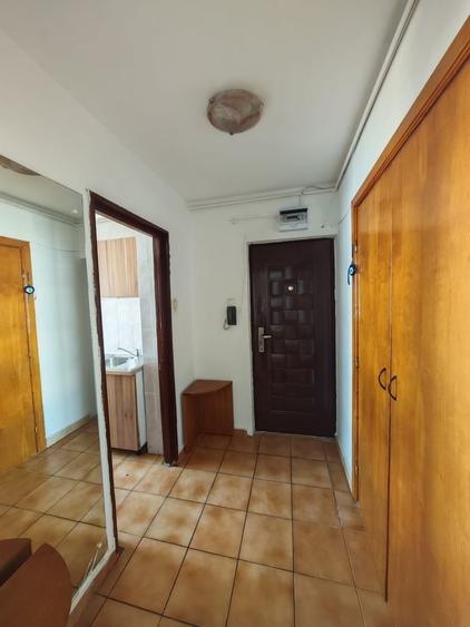 Apartament cu 3 camere semidecomandat în Colentina