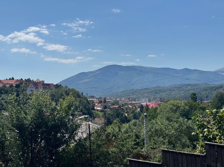 Casă individuală cu 5 camere cu Teren 1000 Mp în Central