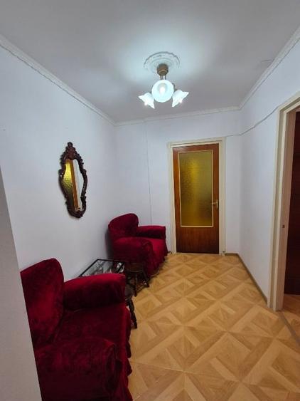 Apartament cu 3 camere decomandat, mobilat în Berceni