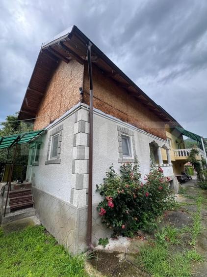 Casă individuală cu 5 camere cu Canalizare în Runcu