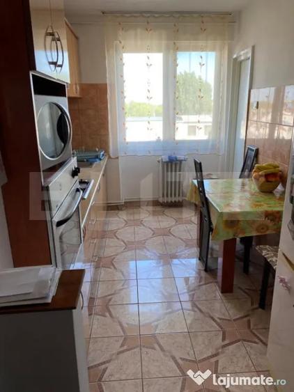 Apartament cu 3 camere semidecomandat, mobilat în Botizului
