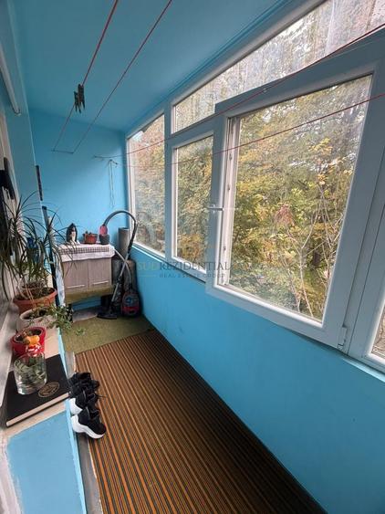 Apartament cu 3 camere semidecomandat în Berceni