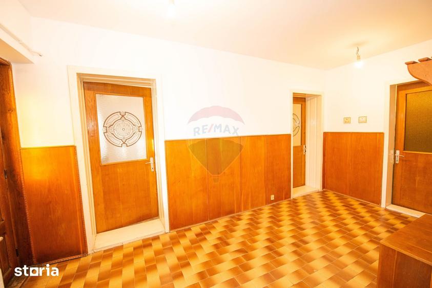 Casă cu 7 camere cu Teren 200 Mp în Central