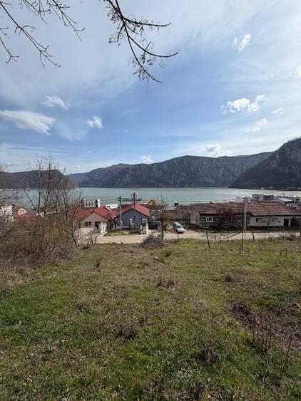Teren intravilan de 400 mp, în Dubova