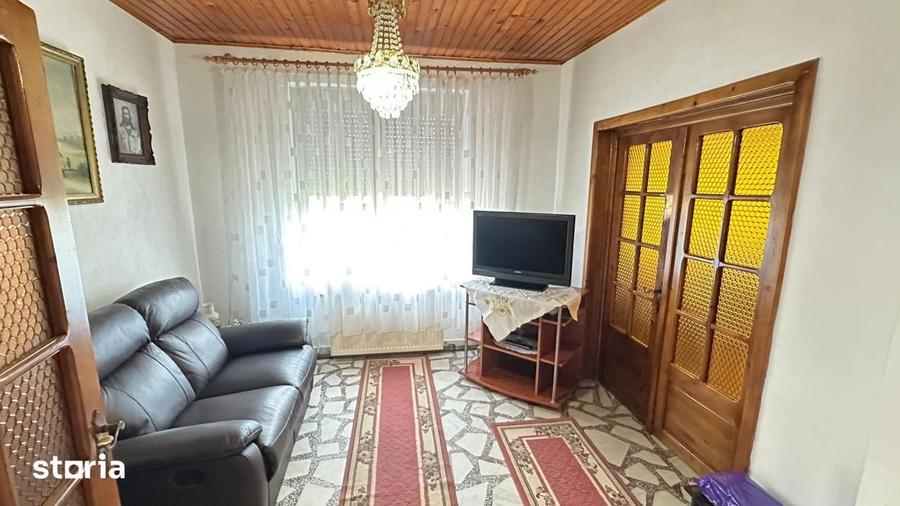 Casă cu 8 camere cu Teren 1420 Mp în Ghiroda