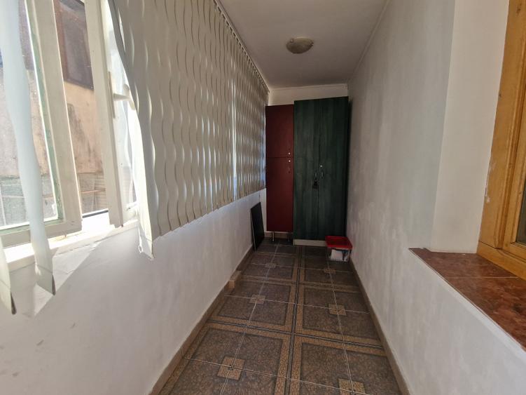 Apartament cu 4 camere decomandat în Nicolina
